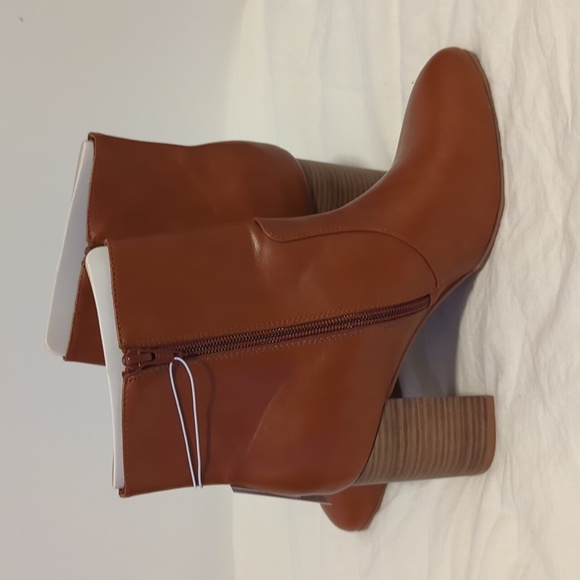 Faux Leather Block Heel Ankle Boots in Brown- Old Navy - Size 9 - Picture 3 of 4